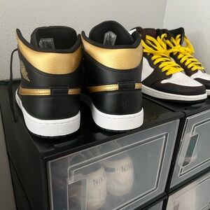 Jordan Men's Black and Gold Sneakers